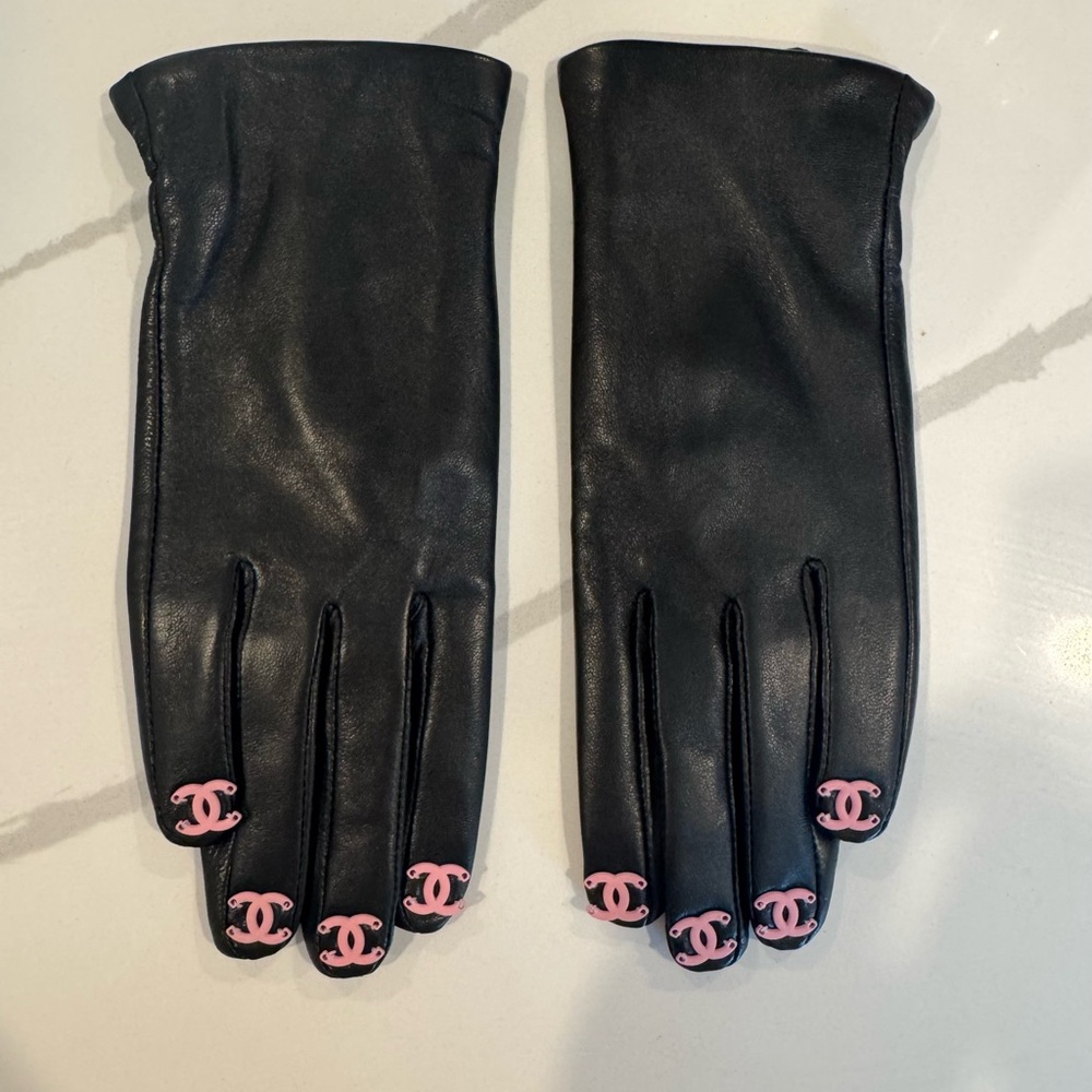 CHANEL Black Leather Gloves with Pink CC Logo Fingertips